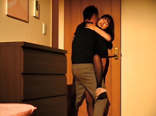 De vrouw pleegt overspel omdat haar man lichamelijk zwak is
