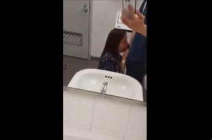 角落利用漂亮女孩到處吸雞巴