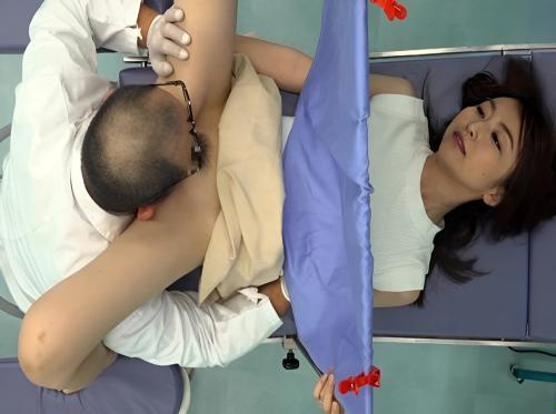 Het meisje ging haar poesje laten onderzoeken en ontmoette meteen een enge dokter